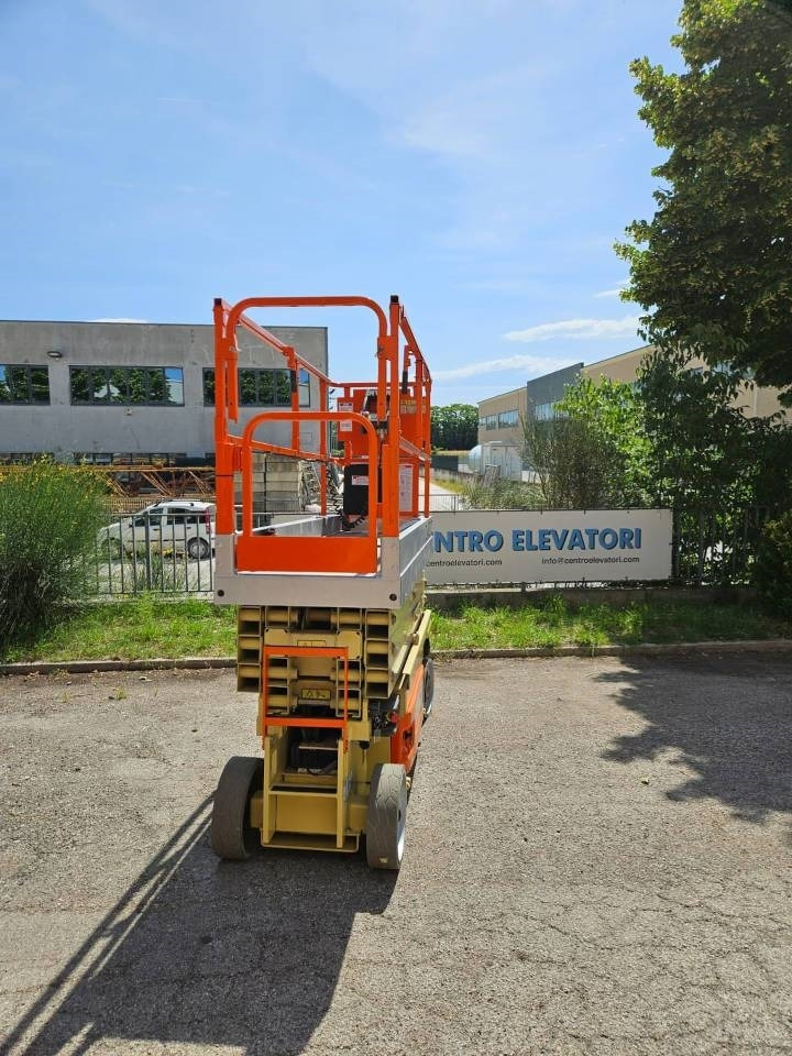 JLG 2630 ES - Ollós emelő: 3 kép. JLG 2630 ES - Ollós emelő: 3 kép.