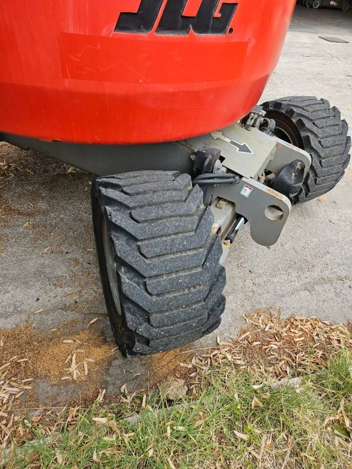 JLG 450 AJ - Személyemelő: 2 kép. JLG 450 AJ - Személyemelő: 2 kép.