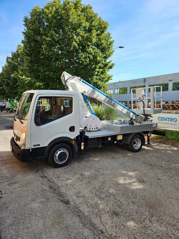 Multitel ALU 145 - Emelőkosaras teherautó: 2 kép. Multitel ALU 145 - Emelőkosaras teherautó: 2 kép.