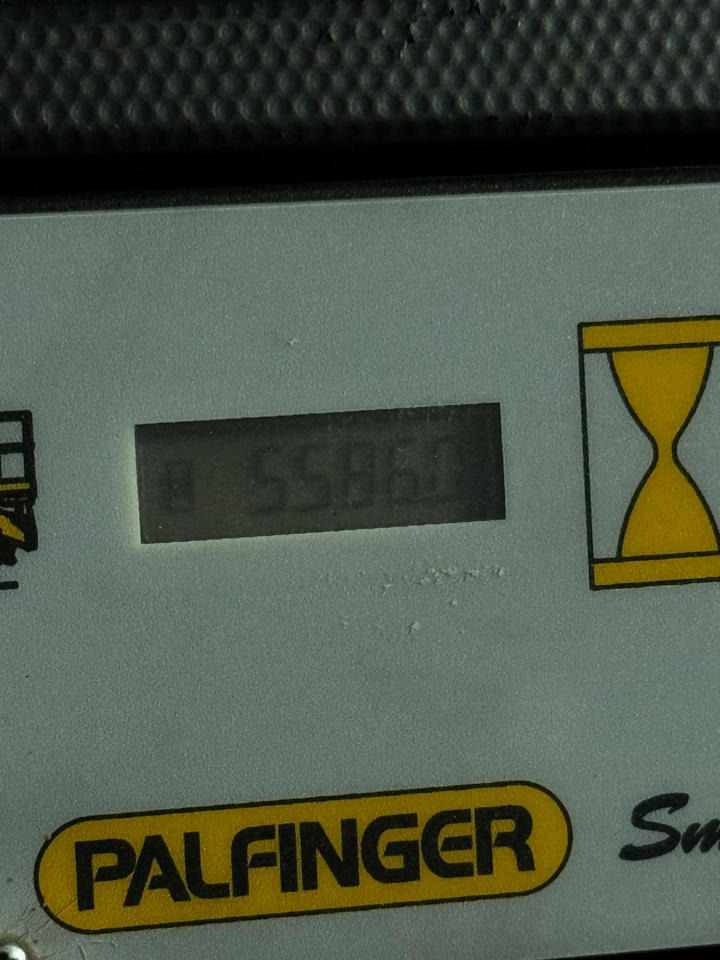 - Emelőkosaras teherautó: 5 kép. - Emelőkosaras teherautó: 5 kép.