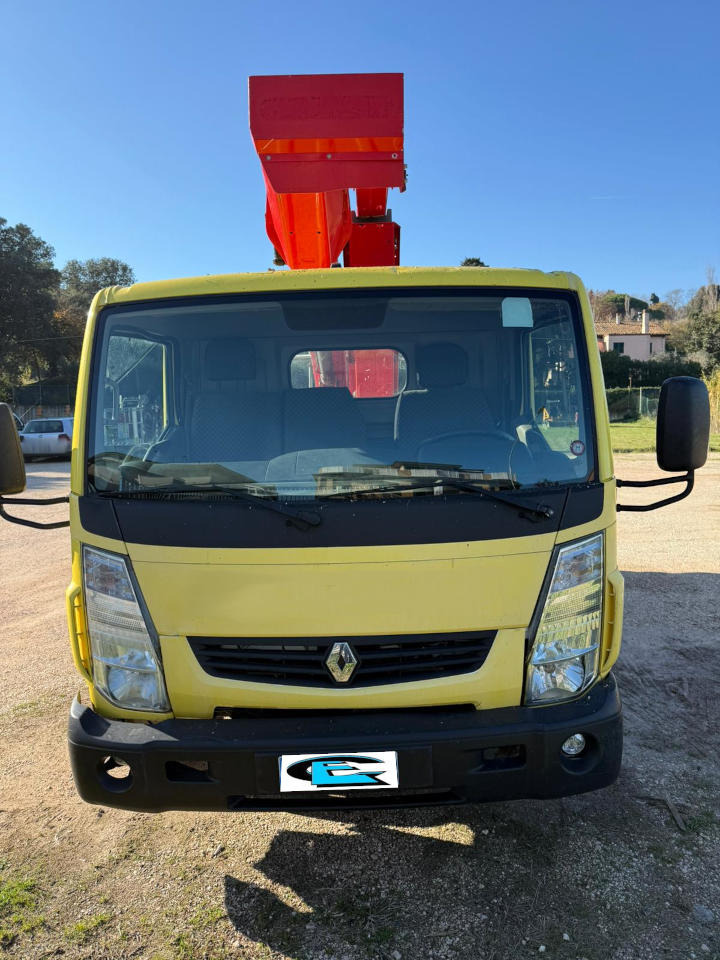 - Emelőkosaras teherautó: 2 kép. - Emelőkosaras teherautó: 2 kép.