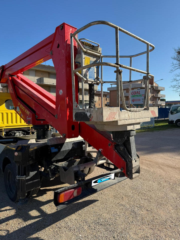 - Emelőkosaras teherautó: 3 kép. - Emelőkosaras teherautó: 3 kép.