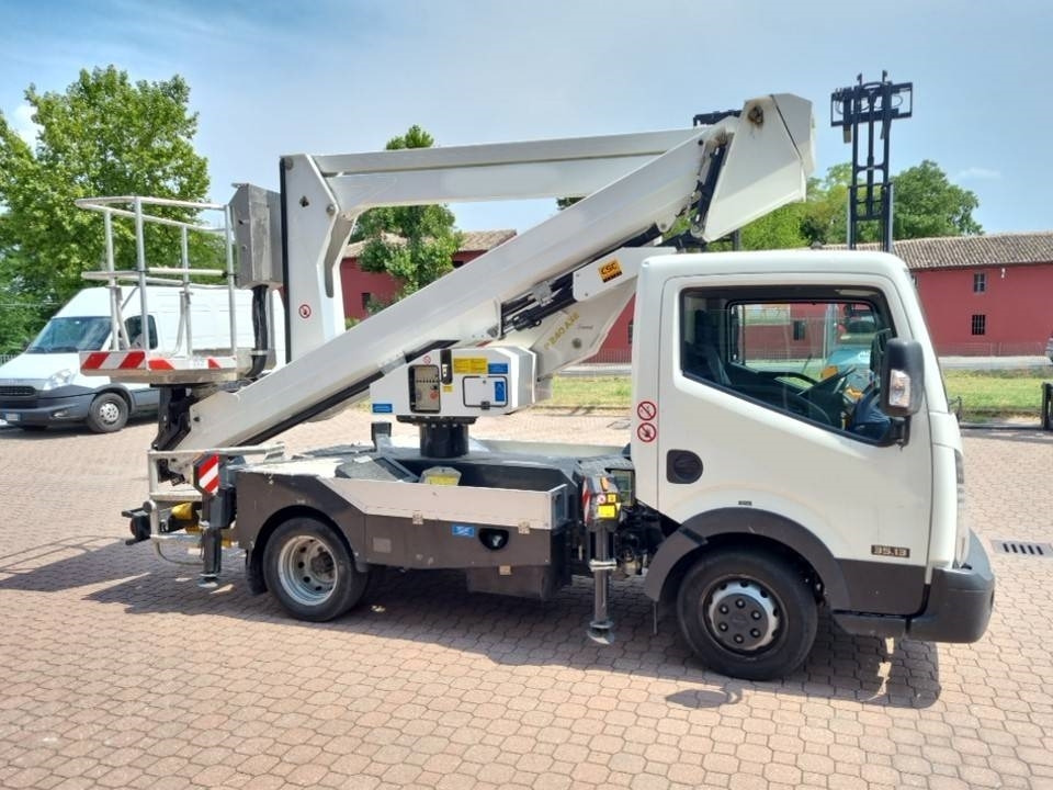 Palfinger P 240 AXE - Emelőkosaras teherautó: 1 kép. Palfinger P 240 AXE - Emelőkosaras teherautó: 1 kép.