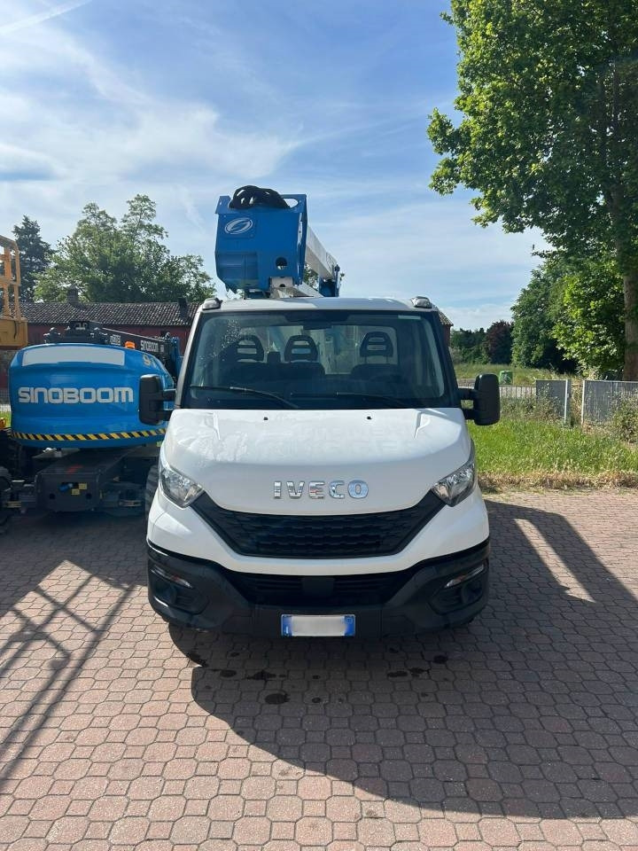 Socage 20D - Emelőkosaras teherautó: 2 kép. Socage 20D - Emelőkosaras teherautó: 2 kép.