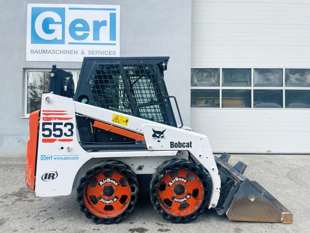 Bobcat 553 (3998) - Mini homlokrakodó: 3 kép. Bobcat 553 (3998) - Mini homlokrakodó: 3 kép.