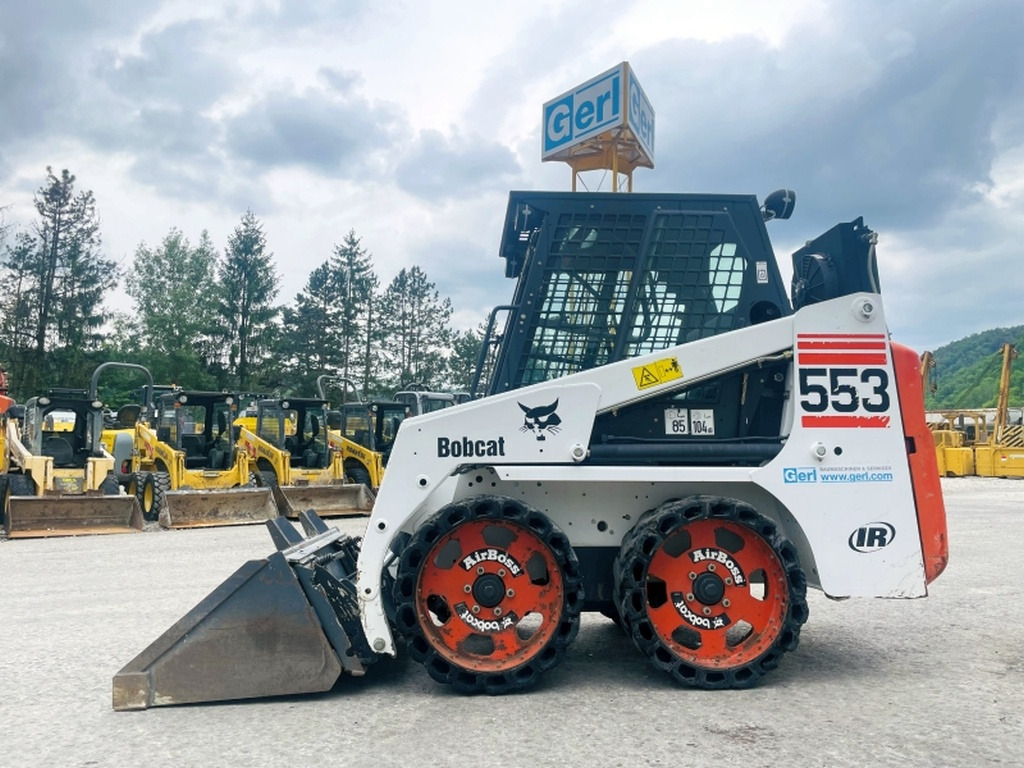 Bobcat 553 (3998) - Mini homlokrakodó: 1 kép. Bobcat 553 (3998) - Mini homlokrakodó: 1 kép.