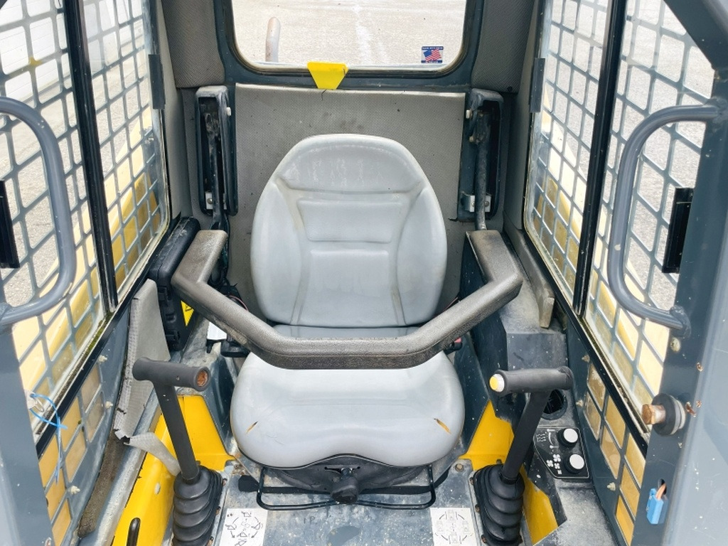 Gehl SL4240 (4035) - Mini homlokrakodó: 5 kép. Gehl SL4240 (4035) - Mini homlokrakodó: 5 kép.