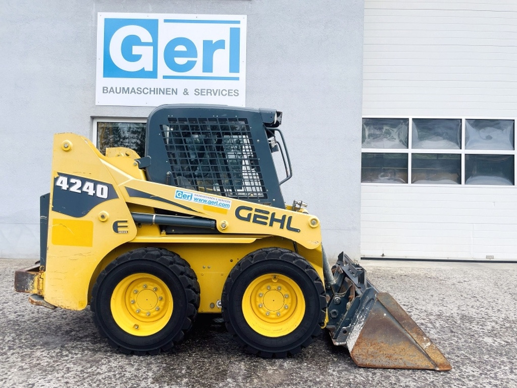 Gehl SL4240 (4035) - Mini homlokrakodó: 2 kép. Gehl SL4240 (4035) - Mini homlokrakodó: 2 kép.