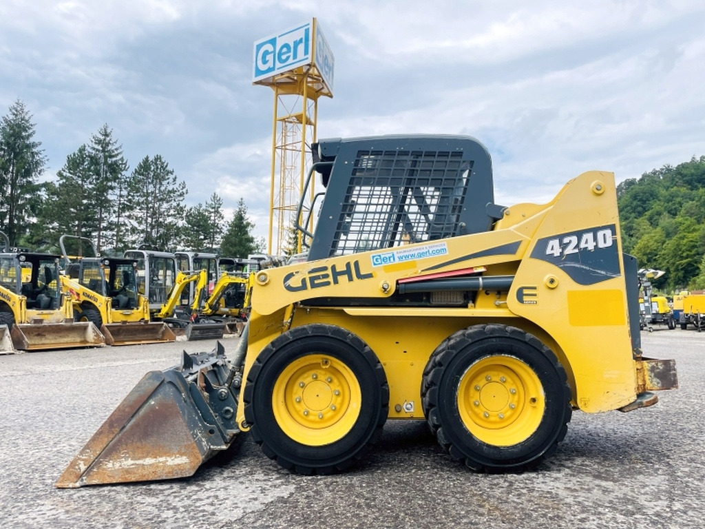 Gehl SL4240 (4035) - Mini homlokrakodó: 1 kép. Gehl SL4240 (4035) - Mini homlokrakodó: 1 kép.