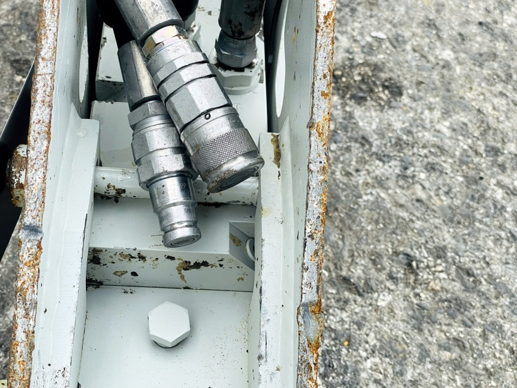 Huppi 92 (4093) - Hidraulikus törőfej: 4 kép. Huppi 92 (4093) - Hidraulikus törőfej: 4 kép.