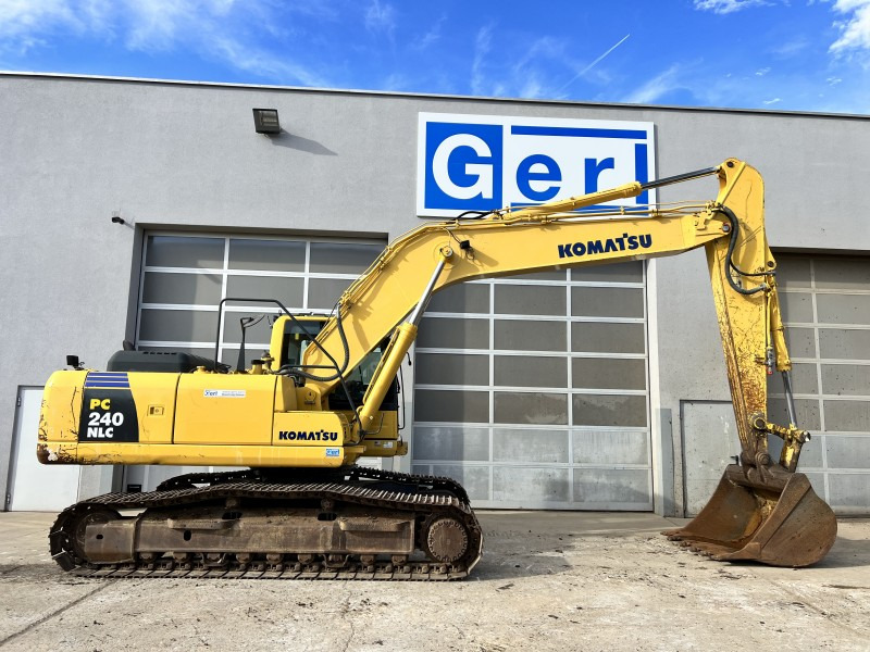 Komatsu PC 240-8 NLC (110815) - Lánctalpas kotró: 4 kép. Komatsu PC 240-8 NLC (110815) - Lánctalpas kotró: 4 kép.