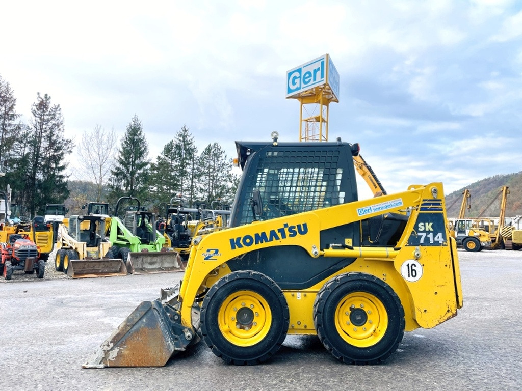 Komatsu SK714 (3906) - Mini homlokrakodó: 1 kép. Komatsu SK714 (3906) - Mini homlokrakodó: 1 kép.