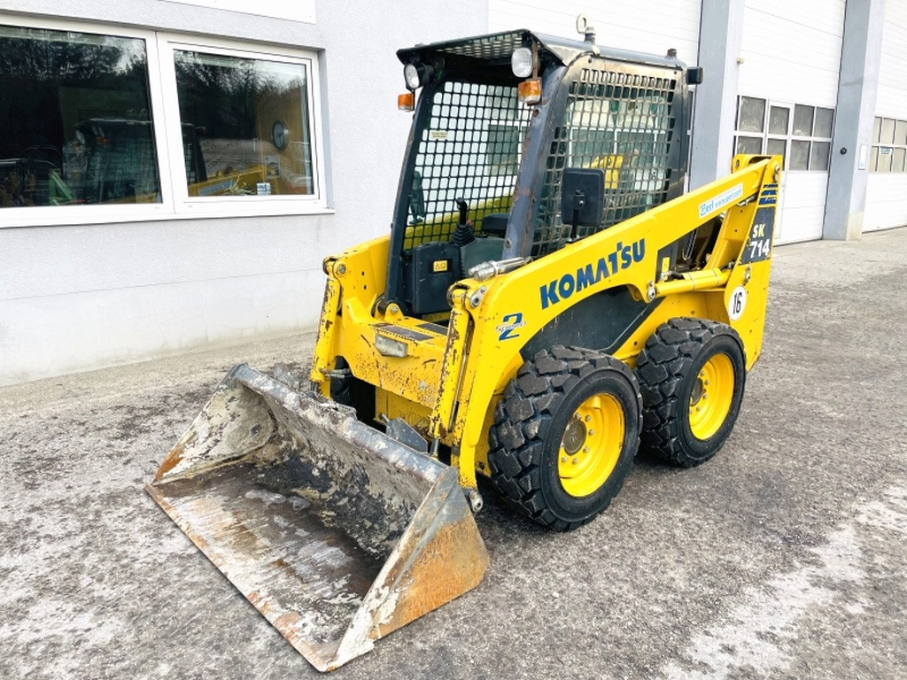 Komatsu SK714 (3906) - Mini homlokrakodó: 4 kép. Komatsu SK714 (3906) - Mini homlokrakodó: 4 kép.