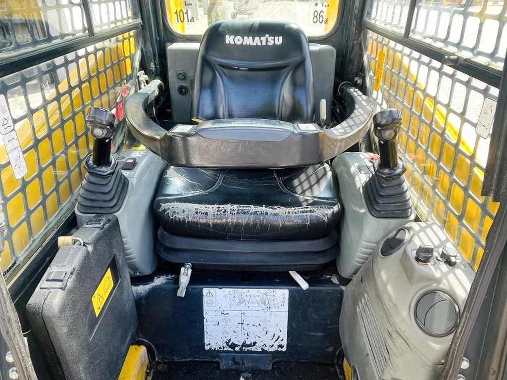Komatsu SK714 (4012) - Mini homlokrakodó: 5 kép. Komatsu SK714 (4012) - Mini homlokrakodó: 5 kép.
