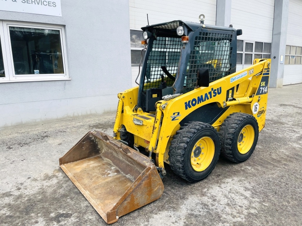 Komatsu SK714-5 (3947) - Mini homlokrakodó: 4 kép. Komatsu SK714-5 (3947) - Mini homlokrakodó: 4 kép.