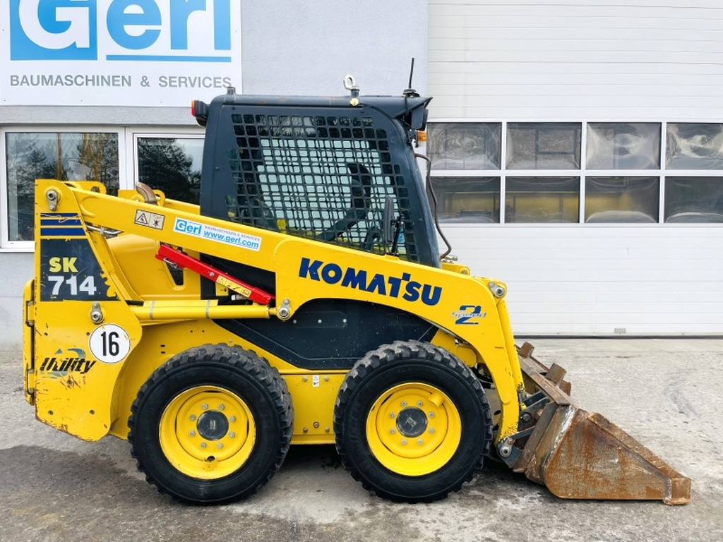 Komatsu SK714-5 (3947) - Mini homlokrakodó: 2 kép. Komatsu SK714-5 (3947) - Mini homlokrakodó: 2 kép.