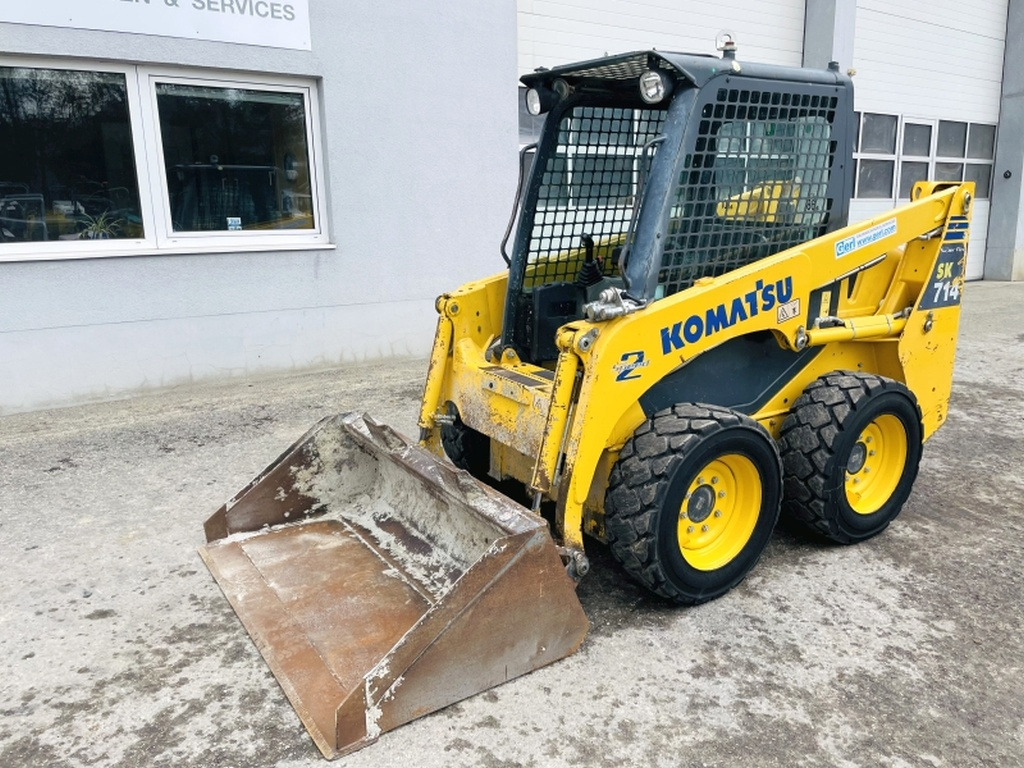 Komatsu SK714-5 (3948) - Mini homlokrakodó: 4 kép. Komatsu SK714-5 (3948) - Mini homlokrakodó: 4 kép.
