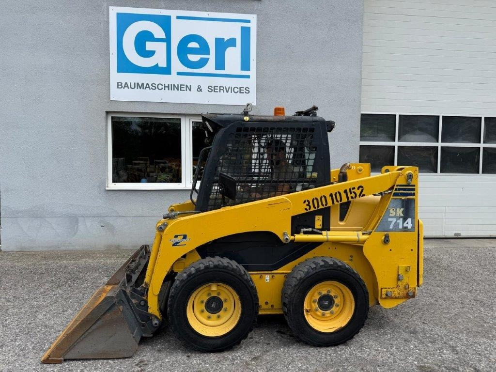 Komatsu SK714-5 (4026) - Mini homlokrakodó: 2 kép. Komatsu SK714-5 (4026) - Mini homlokrakodó: 2 kép.
