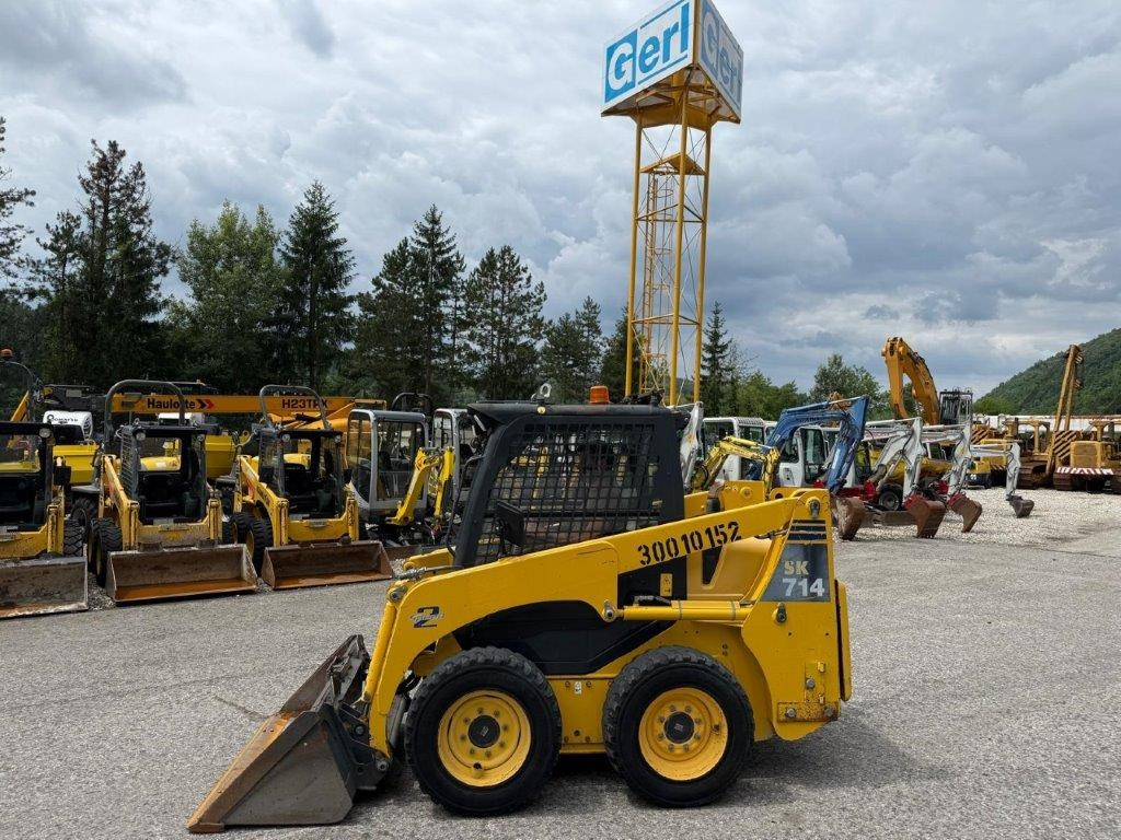 Komatsu SK714-5 (4026) - Mini homlokrakodó: 3 kép. Komatsu SK714-5 (4026) - Mini homlokrakodó: 3 kép.