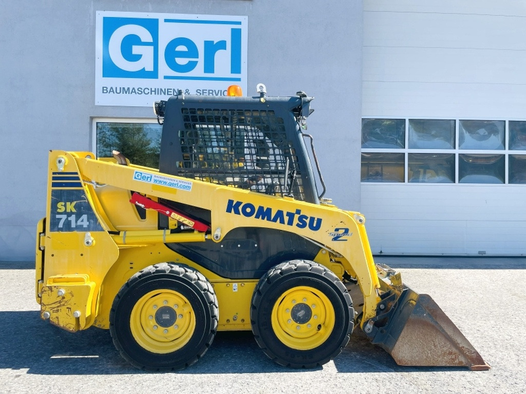 Komatsu SK714-5 (4065) - Mini homlokrakodó: 2 kép. Komatsu SK714-5 (4065) - Mini homlokrakodó: 2 kép.