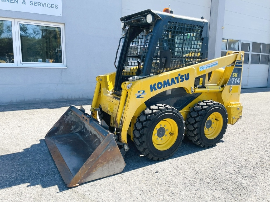 Komatsu SK714-5 (4066) - Mini homlokrakodó: 4 kép. Komatsu SK714-5 (4066) - Mini homlokrakodó: 4 kép.