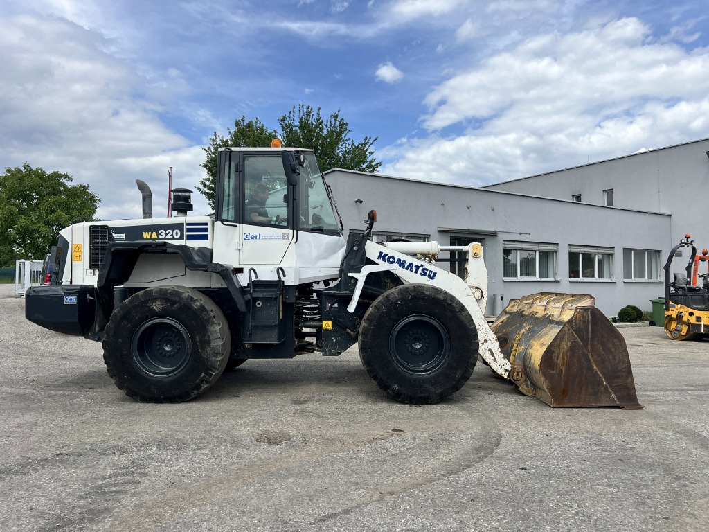 Komatsu WA 320-6 (111584) - Gumikerekes homlokrakodó: 4 kép. Komatsu WA 320-6 (111584) - Gumikerekes homlokrakodó: 4 kép.