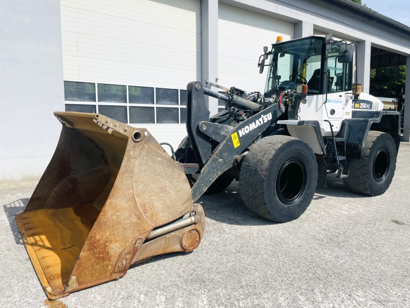 Komatsu WA250PZ-6 (3824) - Gumikerekes homlokrakodó: 3 kép. Komatsu WA250PZ-6 (3824) - Gumikerekes homlokrakodó: 3 kép.