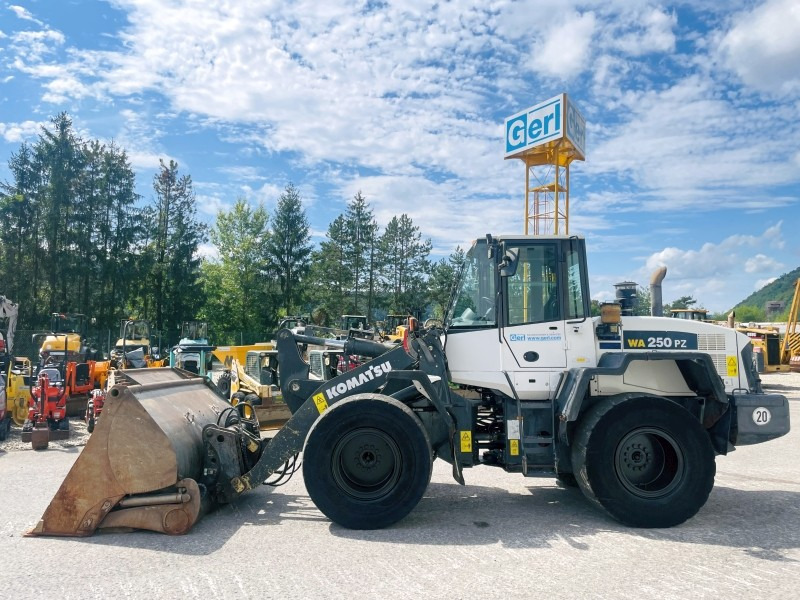 Komatsu WA250PZ-6 (3824) - Gumikerekes homlokrakodó: 1 kép. Komatsu WA250PZ-6 (3824) - Gumikerekes homlokrakodó: 1 kép.