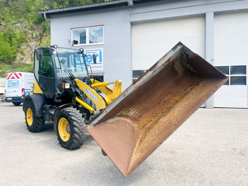 Komatsu WA80-6 (3991) - Gumikerekes homlokrakodó: 2 kép. Komatsu WA80-6 (3991) - Gumikerekes homlokrakodó: 2 kép.