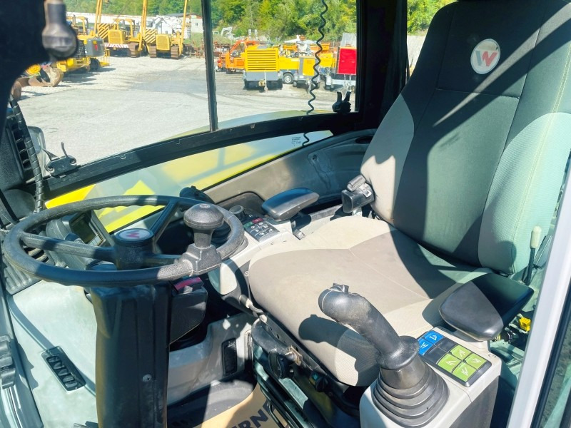 Neuson EW65 (3852) - Gumikerekes kotró: 5 kép. Neuson EW65 (3852) - Gumikerekes kotró: 5 kép.