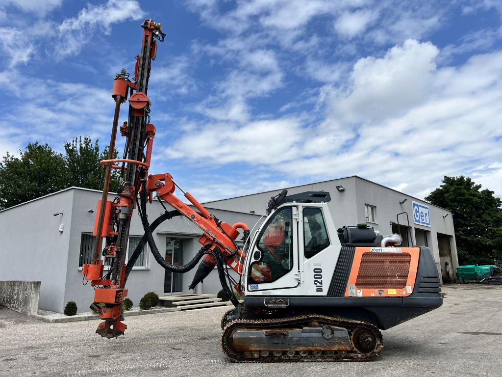Sandvik DI 200 (111633) - Fúrógép: 1 kép. Sandvik DI 200 (111633) - Fúrógép: 1 kép.