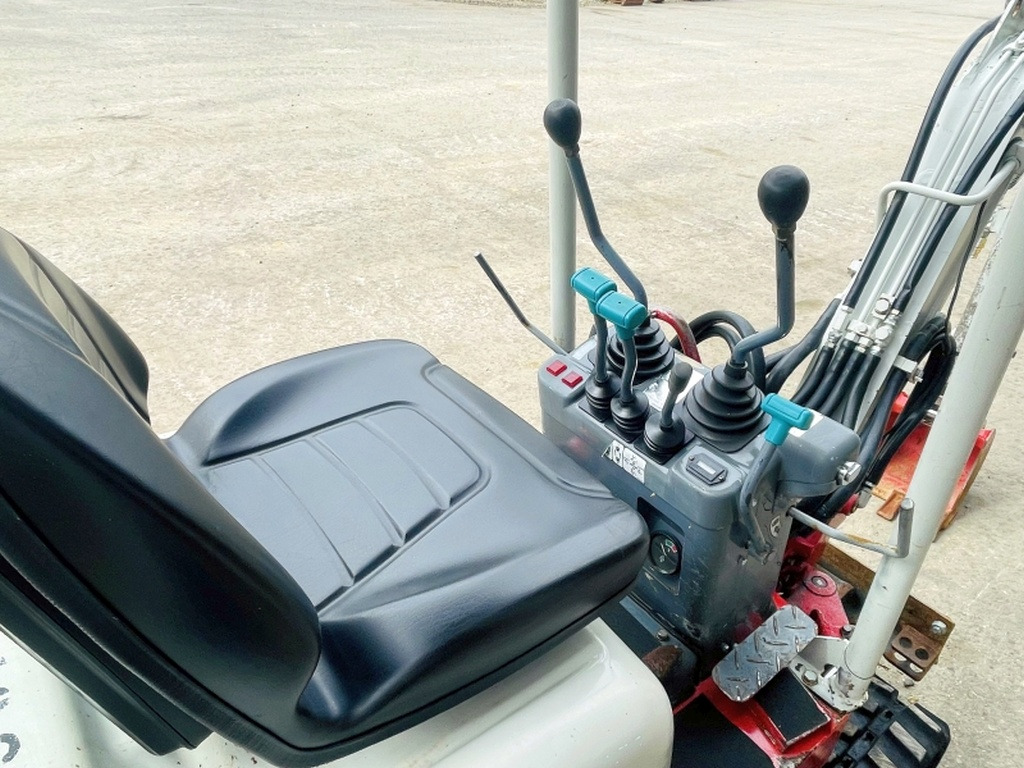 Takeuchi TB108 (3983) - Minikotró: 5 kép. Takeuchi TB108 (3983) - Minikotró: 5 kép.