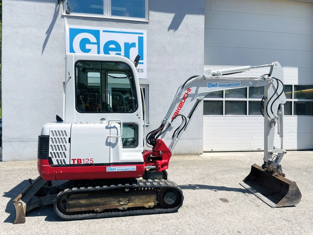 Takeuchi TB125 (4004) - Minikotró: 2 kép. Takeuchi TB125 (4004) - Minikotró: 2 kép.