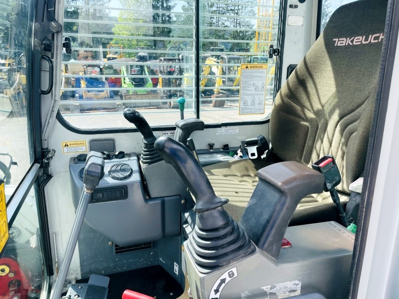 Takeuchi TB138FR (3775) - Minikotró: 5 kép. Takeuchi TB138FR (3775) - Minikotró: 5 kép.