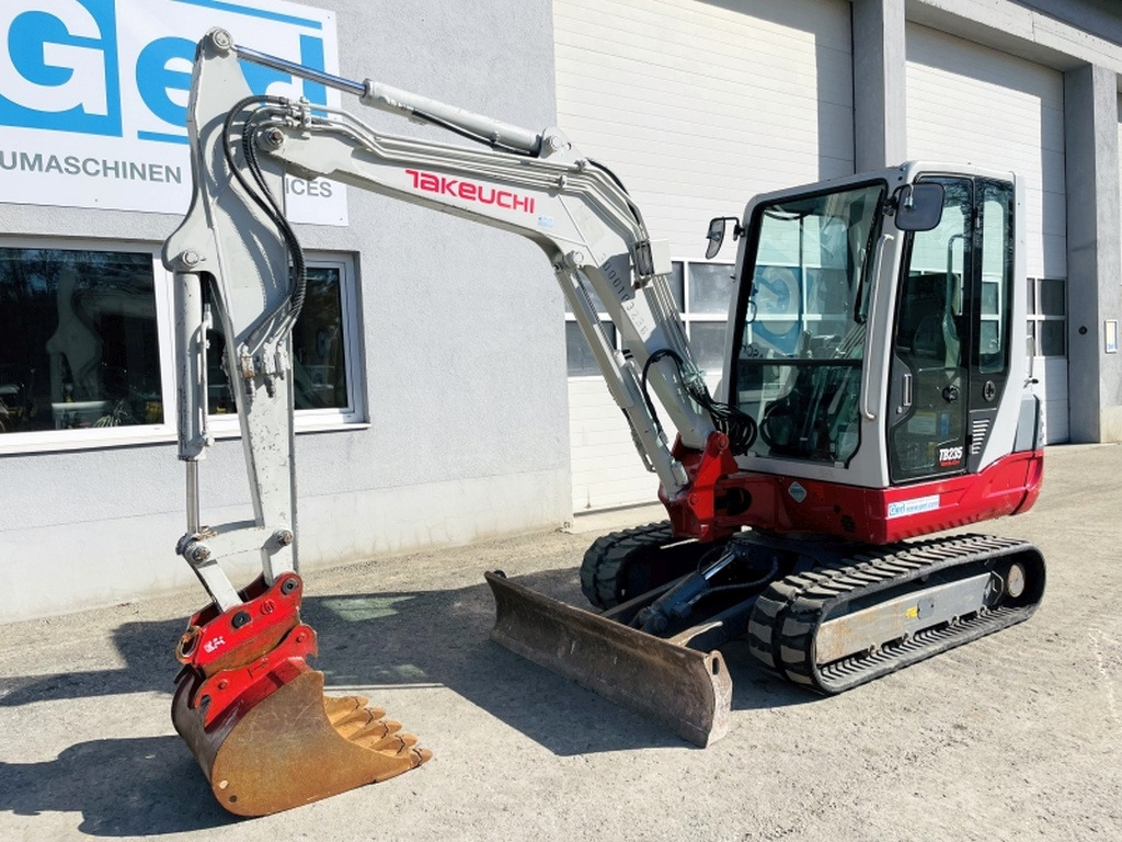 Takeuchi TB235 (3968) - Minikotró: 4 kép. Takeuchi TB235 (3968) - Minikotró: 4 kép.