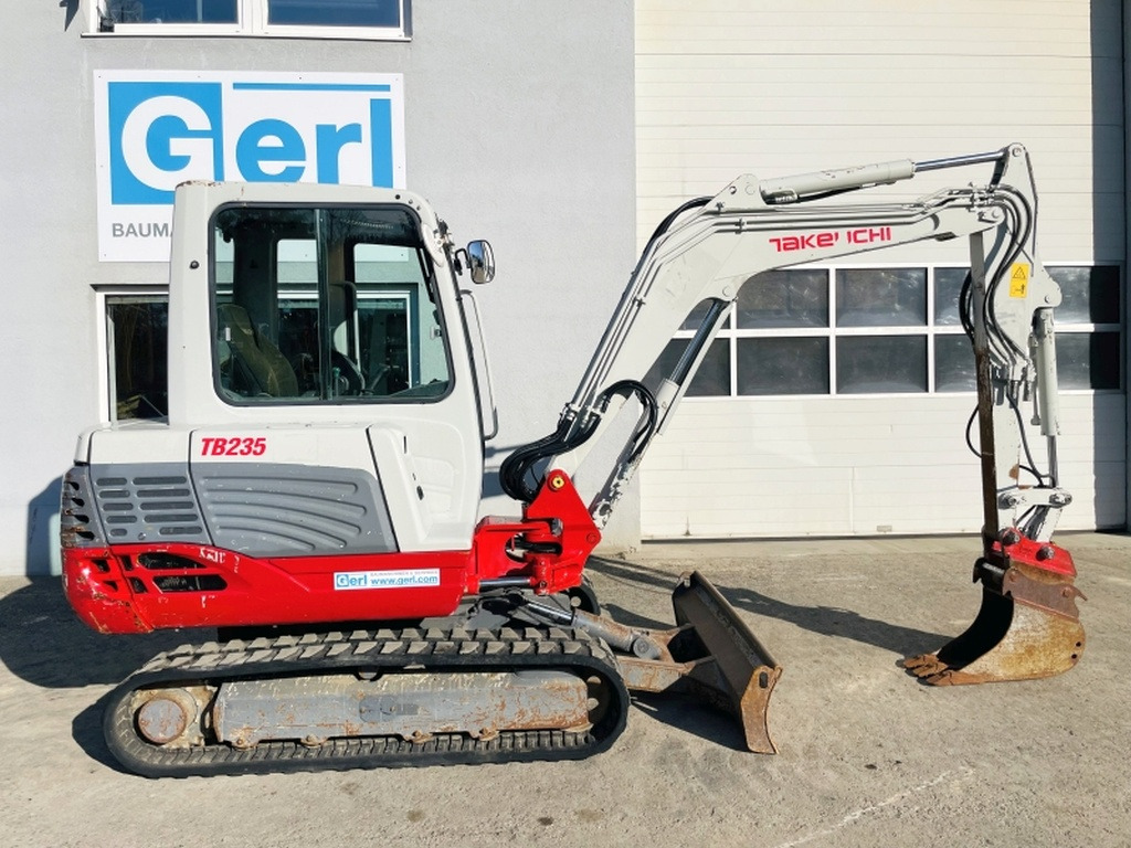 Takeuchi TB235 (3969) - Minikotró: 2 kép. Takeuchi TB235 (3969) - Minikotró: 2 kép.