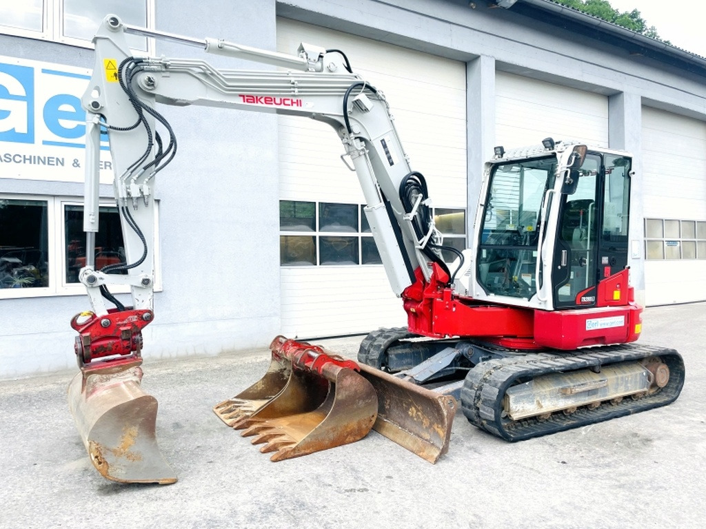 Takeuchi TB280FR (4002) - Minikotró: 4 kép. Takeuchi TB280FR (4002) - Minikotró: 4 kép.