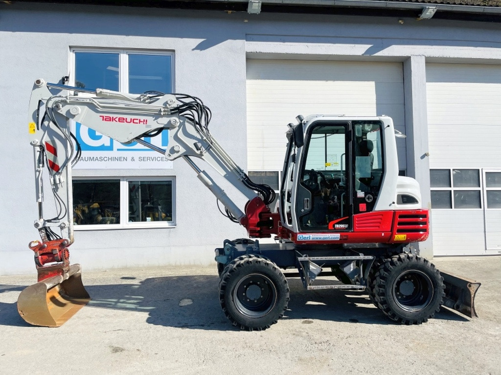 Takeuchi TB295W (3964) - Gumikerekes kotró: 3 kép. Takeuchi TB295W (3964) - Gumikerekes kotró: 3 kép.