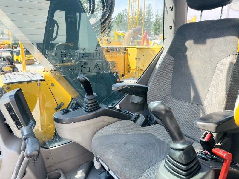 Volvo ECR235CL (3445) - Lánctalpas kotró: 5 kép. Volvo ECR235CL (3445) - Lánctalpas kotró: 5 kép.