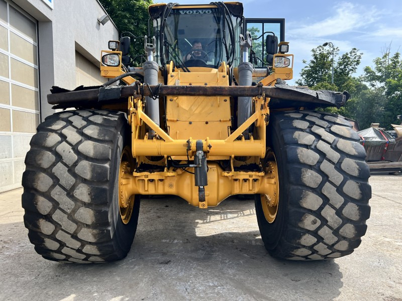 Volvo L 180 G HL (110940) - Gumikerekes homlokrakodó: 2 kép. Volvo L 180 G HL (110940) - Gumikerekes homlokrakodó: 2 kép.