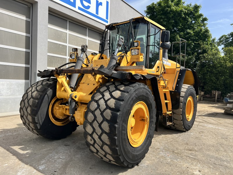 Volvo L 180 G HL (110940) - Gumikerekes homlokrakodó: 3 kép. Volvo L 180 G HL (110940) - Gumikerekes homlokrakodó: 3 kép.