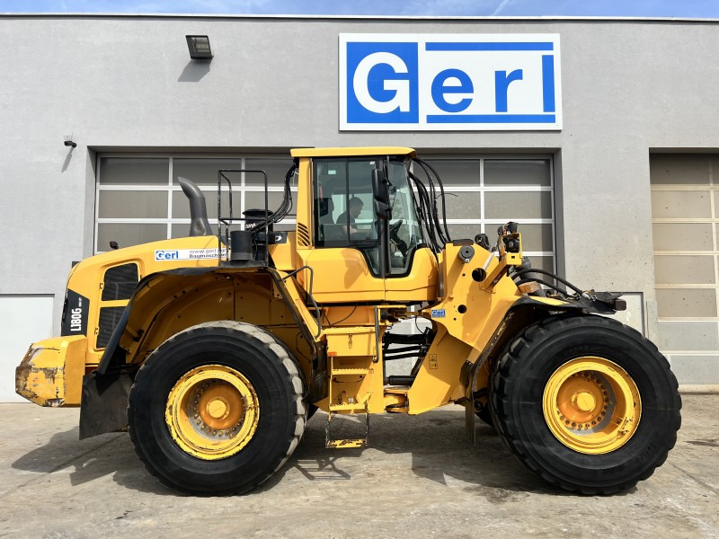 Volvo L 180 G HL (110940) - Gumikerekes homlokrakodó: 5 kép. Volvo L 180 G HL (110940) - Gumikerekes homlokrakodó: 5 kép.
