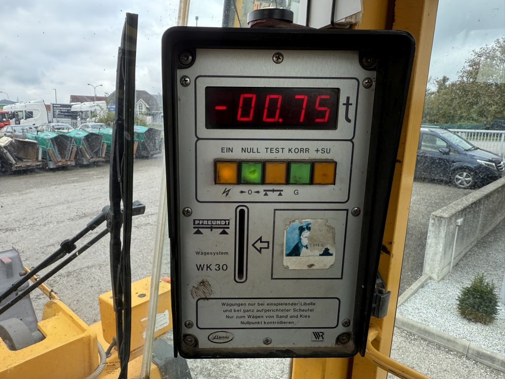 Gumikerekes homlokrakodó Volvo L 90 C (111728): 10 kép.