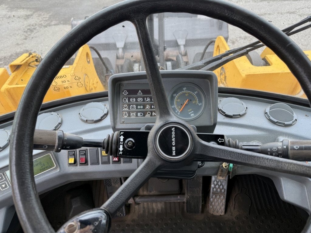 Gumikerekes homlokrakodó Volvo L 90 C (111728): 9 kép.