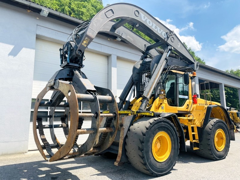 Volvo L180F HL (3646) - Gumikerekes homlokrakodó: 3 kép. Volvo L180F HL (3646) - Gumikerekes homlokrakodó: 3 kép.