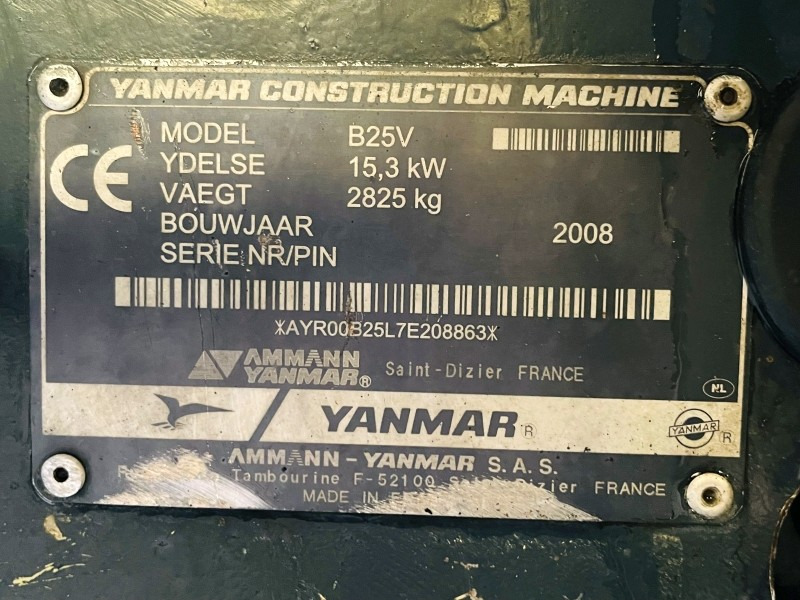 Yanmar B25V (3699) - Minikotró: 3 kép. Yanmar B25V (3699) - Minikotró: 3 kép.