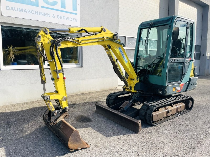 Yanmar B25V (3699) - Minikotró: 4 kép. Yanmar B25V (3699) - Minikotró: 4 kép.