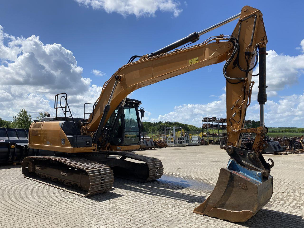 Case CX210C - Lánctalpas kotró: 5 kép. Case CX210C - Lánctalpas kotró: 5 kép.