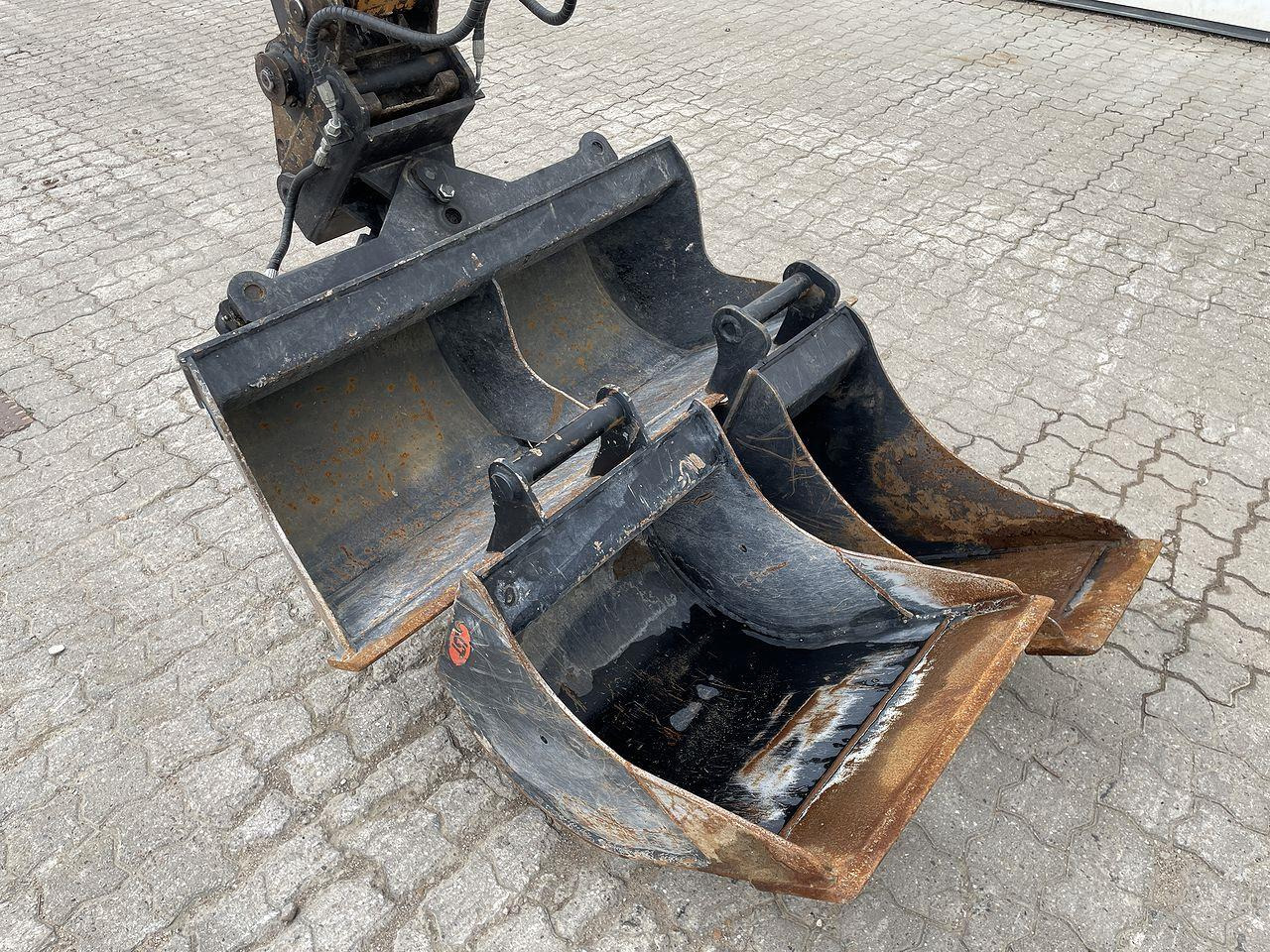 Minikotró Case CX26C: 10 kép.
