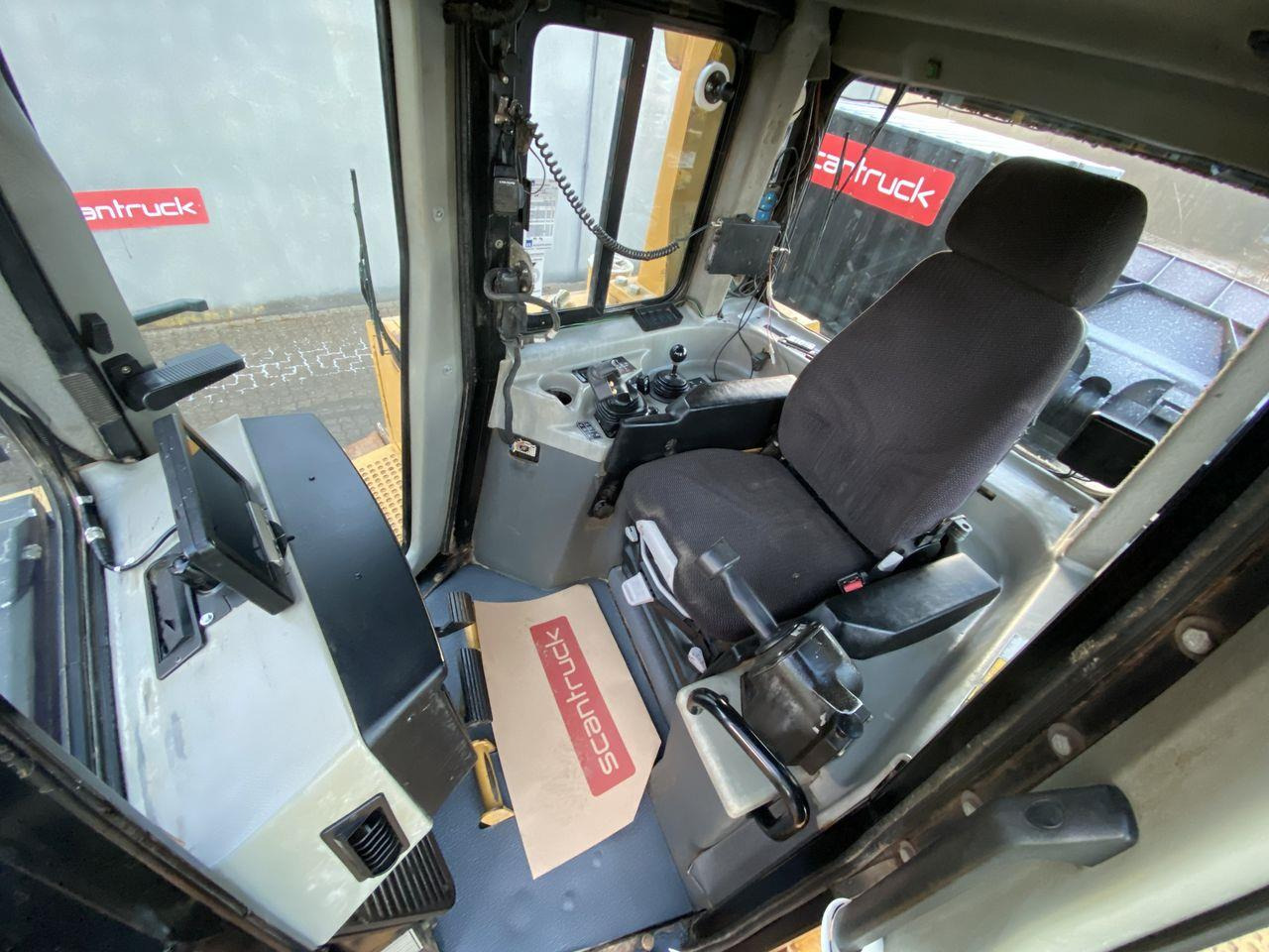 Caterpillar D6T LGP - Buldózer: 3 kép. Caterpillar D6T LGP - Buldózer: 3 kép.